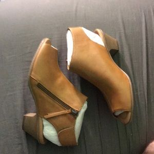 Earth women’s leather heels